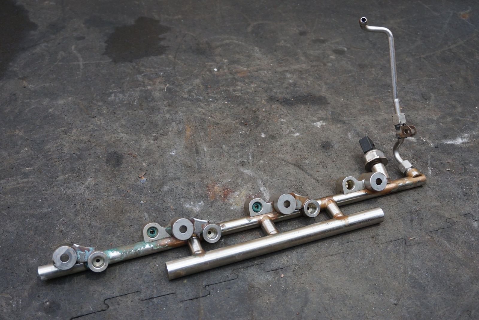 Right High Pressure Fuel Injection Rail Pipe 07P133316D Bentley Bentayga 2016-20