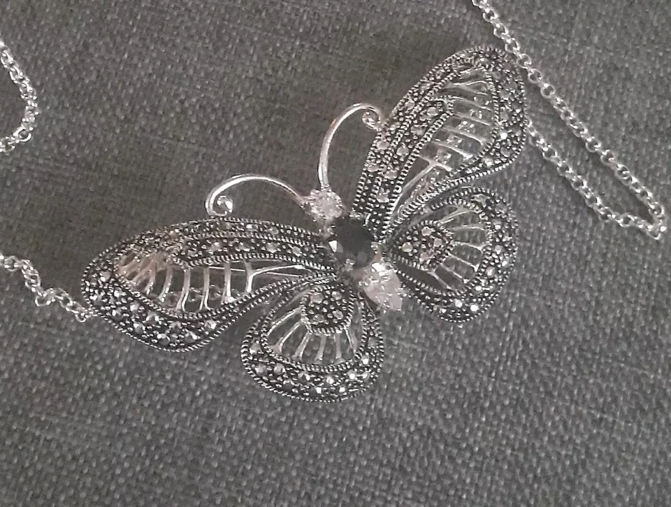 Colgante/broche/pin ajustable con diamantes de imitación de mariposa 21" Foto 3 de 4