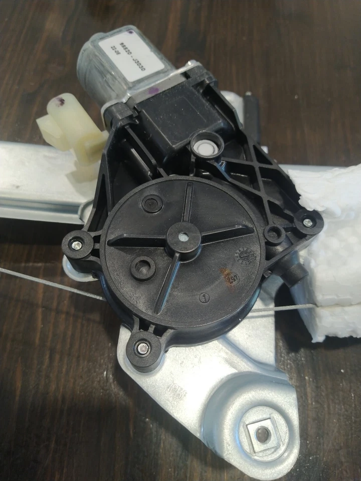 Двигатель регулятора заднего левого стекла - 2010-2012 Cadillac SRX - GM подлинный 22847911 - Изображение 2 из 4