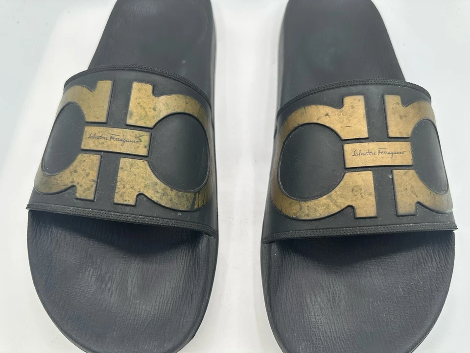Sandalia Salvatore Ferragamo Groove con logotipo negro y dorado talla 13 M EE. UU. Foto 2 de 4