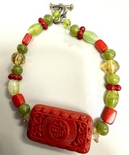 Bracciale Vintage Pannello Resina Rossa Intagliata Perline Vetro Verde Chiusura a Levetta Motivo Asiatico