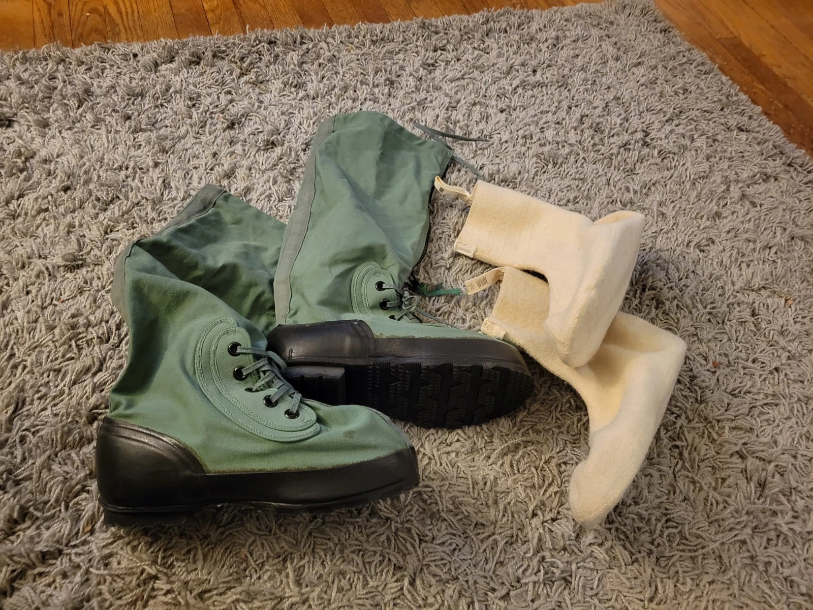 US Military Cold Weather Snow Work Muckluk Boots w/Wool Liners Large NOS