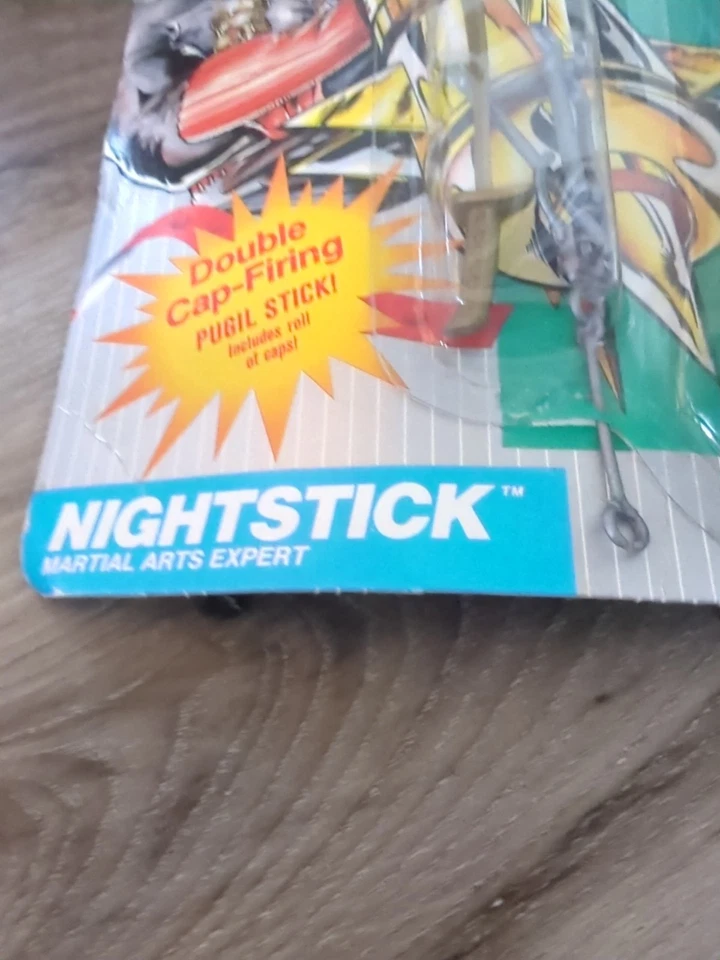 Figura de acción COPS Nightstick con casquillo de disparo Pugil Stick 1988 Hasbro 7713 sellada Foto 4 de 4