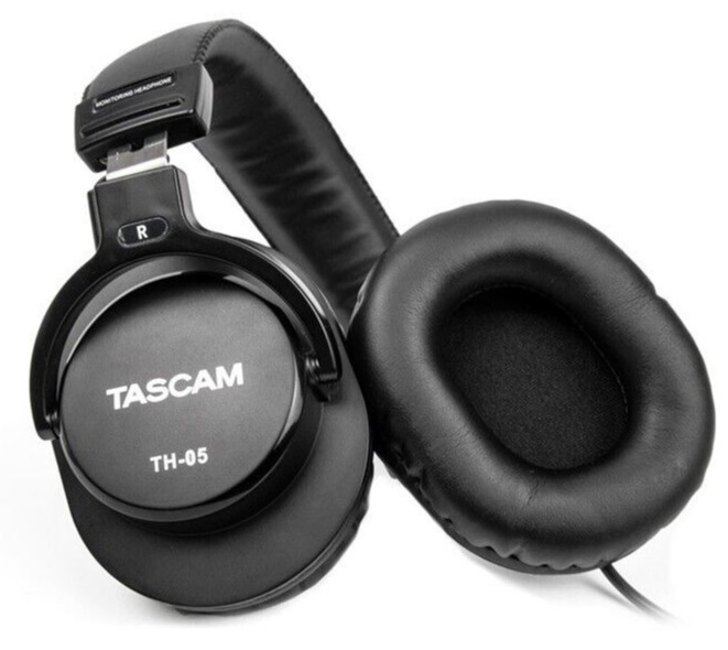 Наушники для мониторинга Tascam TH-05 поставляются в комплекте с Дорожной Сумкой из Черного кожзаменителя