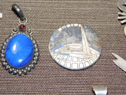 VINTAGE MISC MIXED LOT OF 34 STERLING SILVER PINS PENDANTS & CHARMS - Imagen 10 de 14