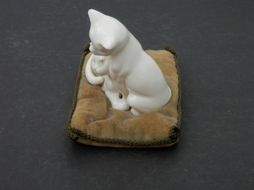 Vintage Porcelain Figurine Siamese Cats Sitting on Cushion Pillow – Sweet! - Picture 4 of 7