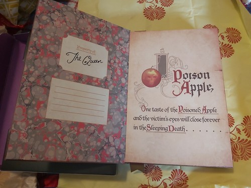 Besame Cosmetics X Disney Villains THE QUEEN Shadow Book Limited Ed. RRP$200 - Picture 4 of 8