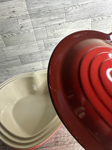 Le Creuset Valentine's Heart-shaped Covered Stoneware Baking Dish - Red - Picture 5 of 8