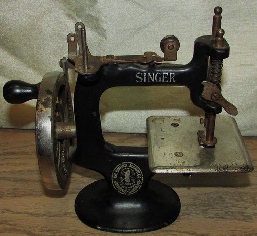 VINTAGE MINIATUR SINGER HANDKURBEL GUSSEISEN NÄHMASCHINE, 6" HOCH, GEBRAUCHT - SEHR GUTER ZUSTAND