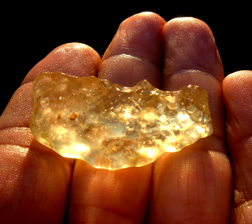 Libyscher Wüstenglas Meteorit Tektit Einschlag Probe (60 ct) weich gelb Edelstein A+