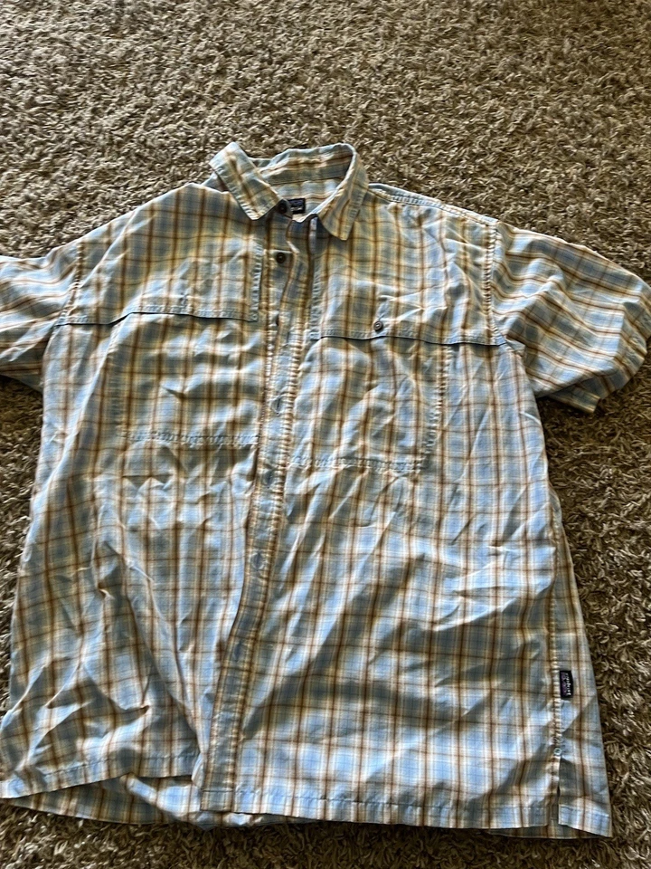 Lote de pantalones camiseros Patagonia para hombre usados en excelente estado. Las camisas son XL, los pantalones son talla grande Foto 3 de 4