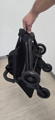 NEW PEEKABU Lightweight Travel Stroller   Black  Travel with ease using