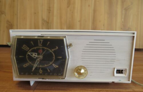 Mid Century Modern RADIO 1959 RCA Victor Tube Radio Model C2E with alarm clock - Picture 1 of 12