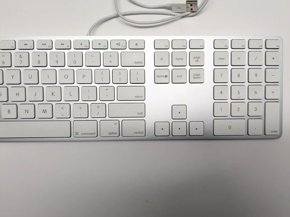 Teclado Apple A1243 con cable con teclado numérico plateado/blanco como está Foto 2 de 4