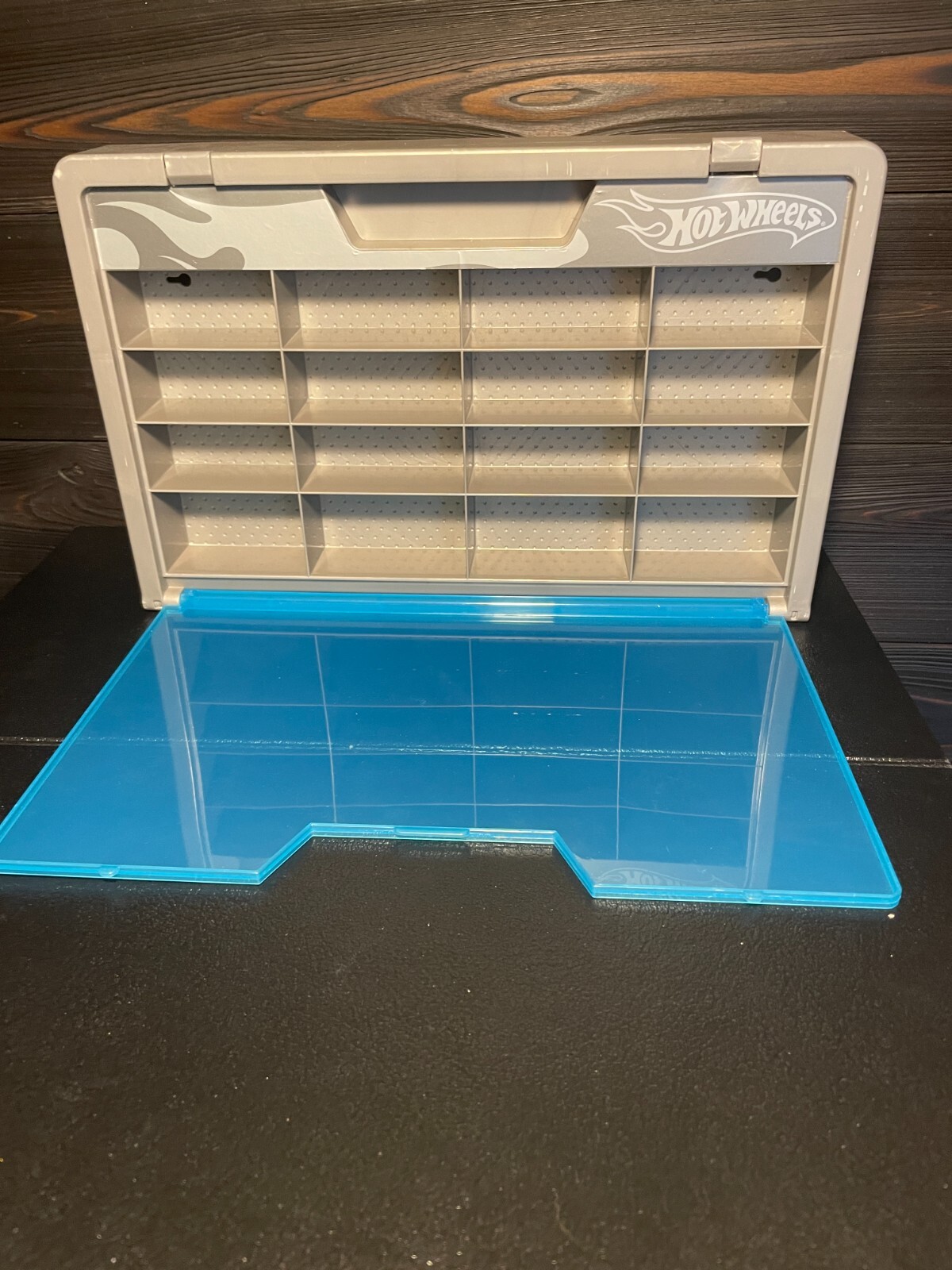 2006 MATTEL HOT WHEELS WALL MOUNT SHOWCASE 16 SLOT BLUE DISPLAY CASE