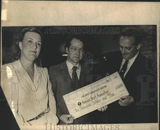 1981 Press Photo Betty Williams, Dr. Michael Crawford, Leo Cuello at Check Event