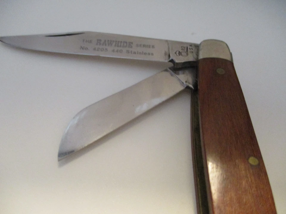 NAVAJA DE BOLSILLO REINA 82 RAWHIDE SERIE 4205 440 Acero Inoxidable Stockman EE. UU. Foto 3 de 4