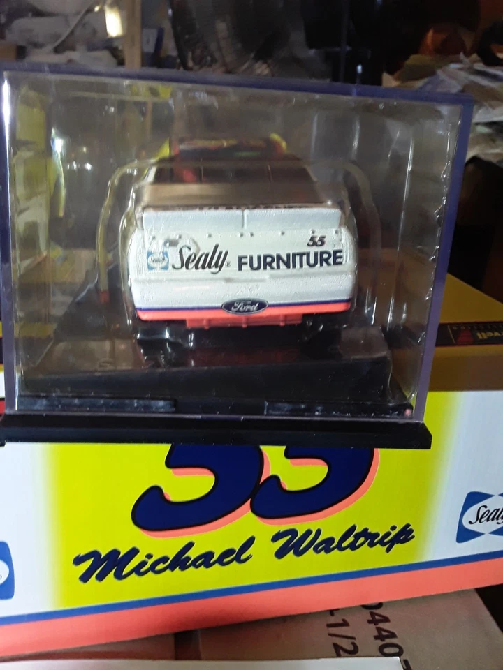 Ford Thunderbird 1997 1/24 Revell nascar #55 Michael Waltrip Sealy Furniture Foto 3 de 4