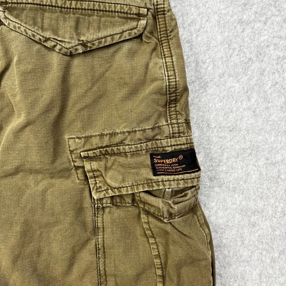 Superdry Pantalones Cortos Slim Core Lite Cargo Hombre Pequeño (32) Caqui Verde Ejército Militar Foto 3 de 4