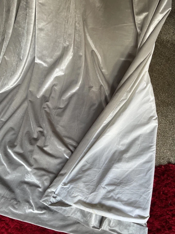 A PAIR OF  LAURA ASHLEY HUGE  VELVET CURTAIN IN SILVER GREY .PATIO WINDOW SIZE. - Image 3 of 4