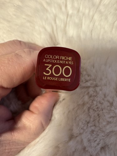 Lápiz labial rojo L’Oréal Paris 300 vintage nuevo color Riche Le Rouge Liberte - Imagen 3 de 6
