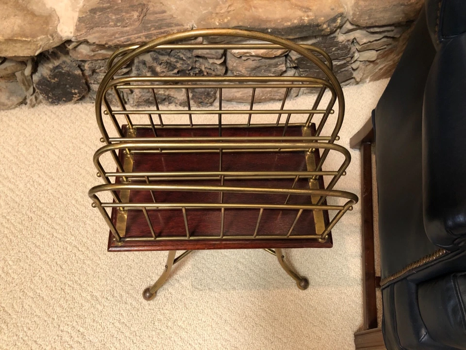 ANTIGUO SOPORTE DE REVISTA DE PERIÓDICO INGLÉS DE LATÓN Y CAOBA GIRATORIO  Foto 2 de 4