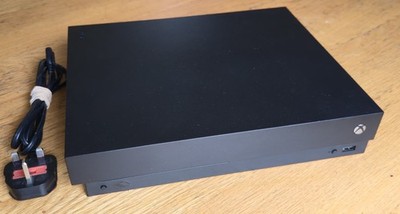 Xbox One X - 1TB Konsole. 4K UHD Ausgang. Gebraucht. (voll funktionsfähig)