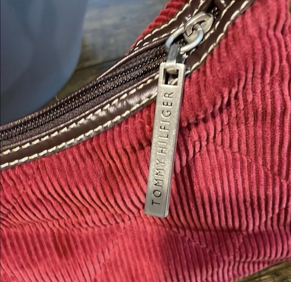 Mini bolso Tommy Hilfiger rojo vintage de pana con detalle acolchado Foto 2 de 4