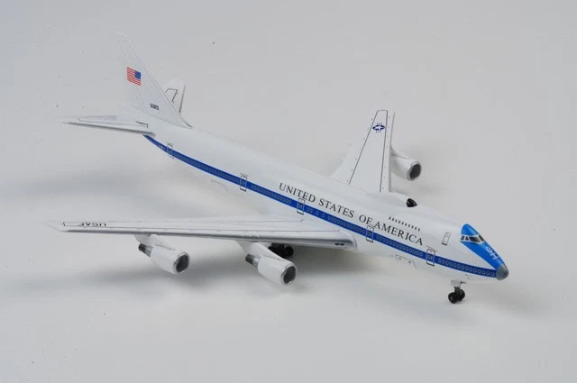 Dragon Models 1/400 E-4B Airplane #75-0125 USAF 55th W, 1st ACCS - Image 2 of 2