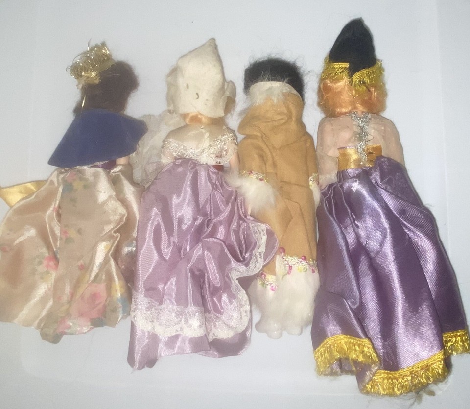 196070’S VINTAGE ARCO GAS STATION "DOLLS OF THE WORLD" with SLEEP EYES