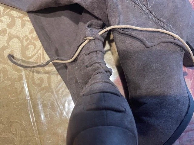 BAMBOO TAUPE 棕色绒面革女式及膝高 2 1/2 英寸高跟鞋 - 8 1/2 M — 第 3/4 张图片