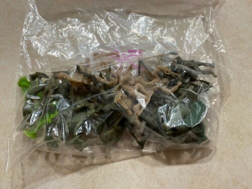 Lot of 36 Vintage Tan, Plastic Green Army Men Toy Soldiers Lot Random Mix - Picture 1 of 5