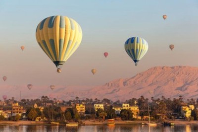 Wandbild: Heiße Luftballons über Nile River und Tal of Kings in Luxor in [...]