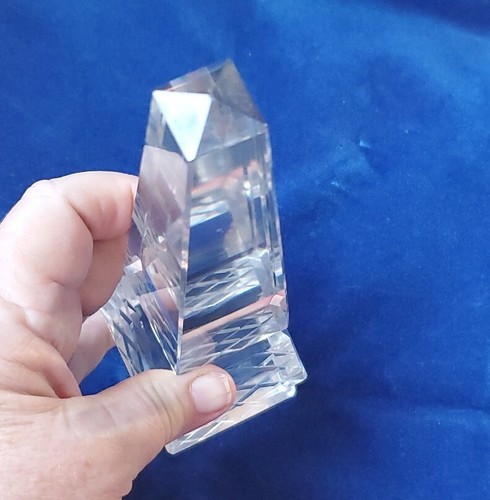 Hochgeschnittener Kristall Obelisk Pyramide 9 Zoll geätztes facettiertes Glas Briefbeschwerer unsigniert - Bild 4 von 10