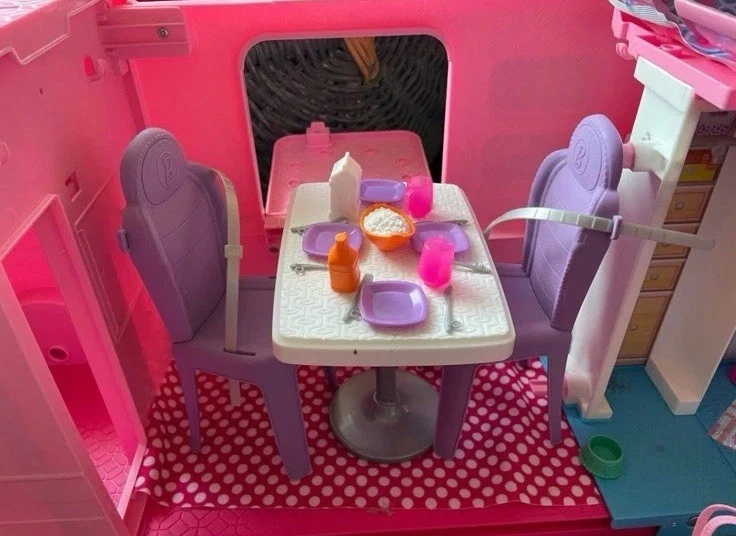 Barbie autocaravana cámper rosa glamour autocaravana autobús lote de toneladas de accesorios Foto 3 de 4