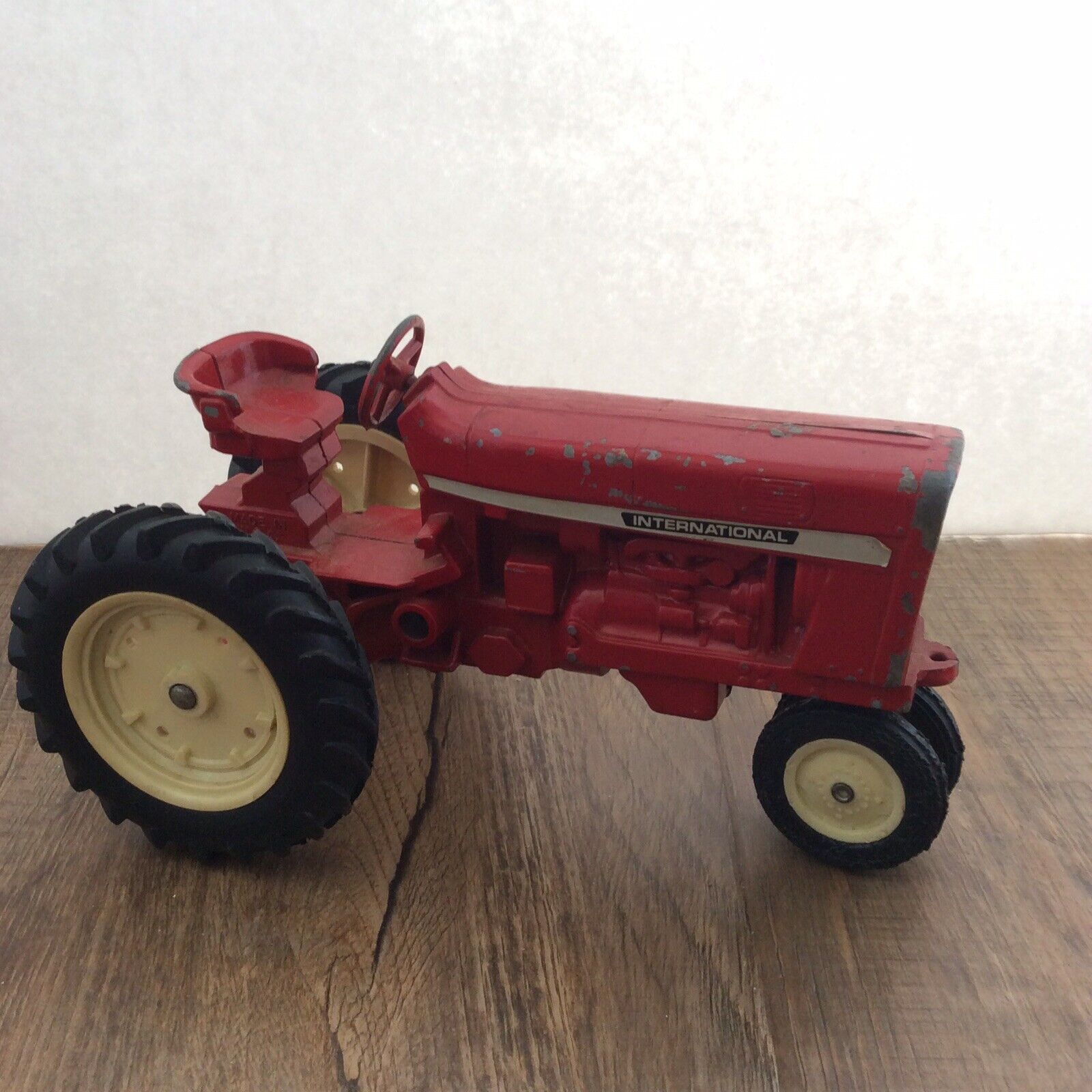 Vintage Ertl 1974 1/16 Scale Red International Tractor Diecast M