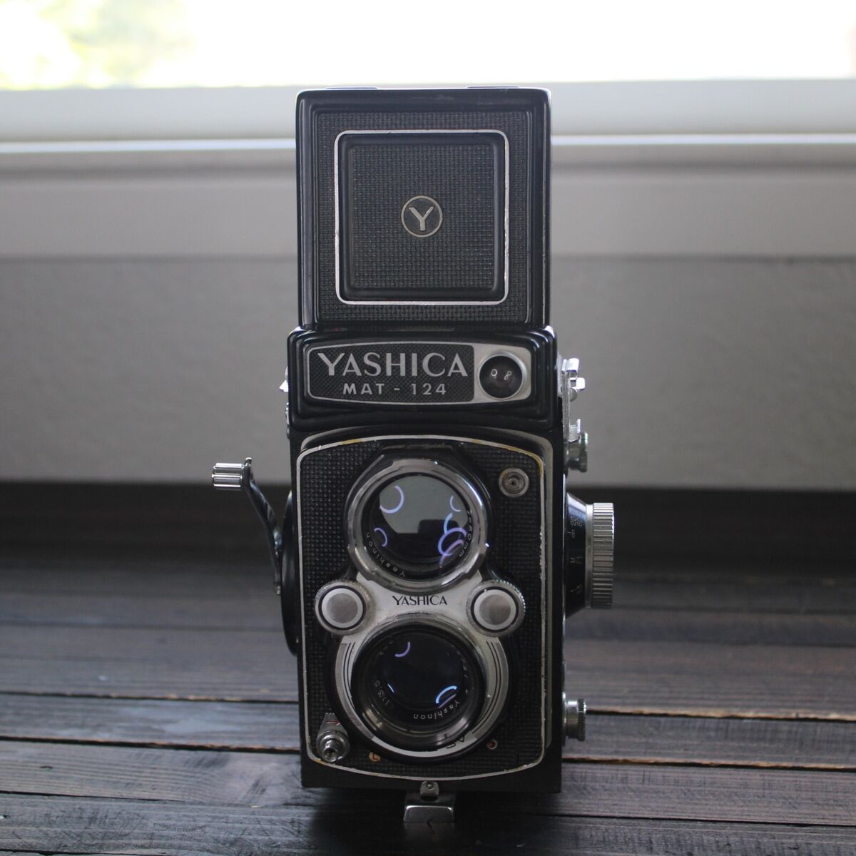 Vintage Yashica Mat 124 Medium Format TLR Camera - Yashinon Vintage Yashica Mat 124 Medium Format TLR Camera - Yashinon