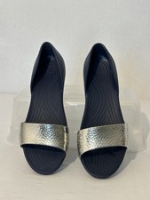 Sandalias Crocs Lina Dorsay martilladas con correa plateada azul marino punta plana abierta confort iónico