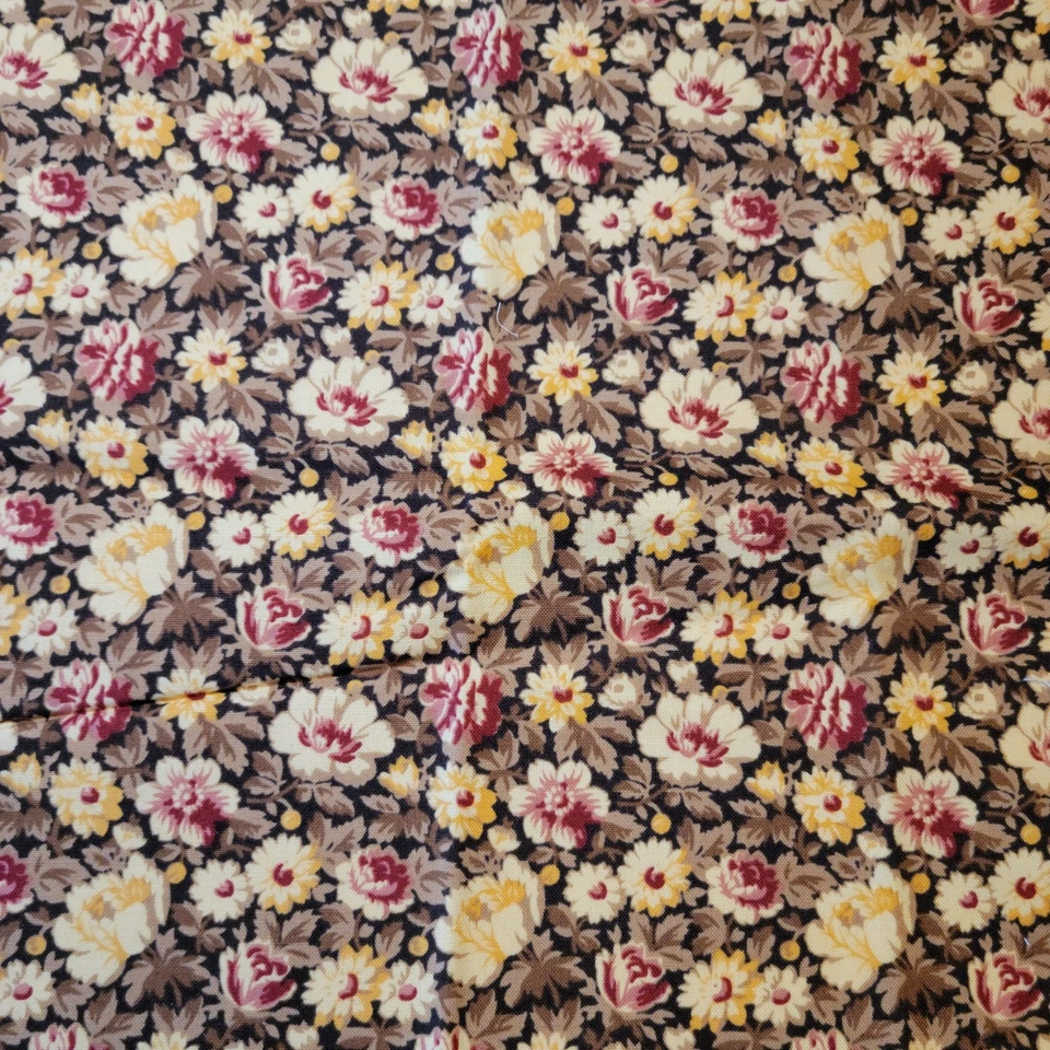 Tela de algodón pequeña floral amarillo borgoña sobre marrón aspecto vintage 1 yarda acolchado Foto 2 de 4