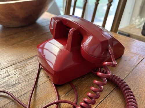 VINTAGE RED ROTARY DAIL PHONE MID CENTURY MODERN TELEPHONE AUTOMATIC ELECTRIC - Afbeelding 10 van 11
