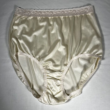 Sweetly Feminine Hanes Ivory w/Pink Lace Trim Nylon Panties Roomy Size 9