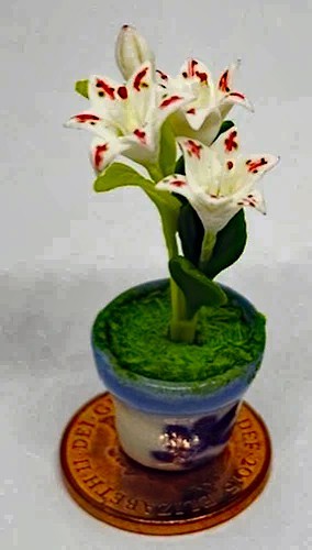 Dolls House White Lily Flowers Bunch Of 3 With A Bud In A Ceramic Pot tumdee