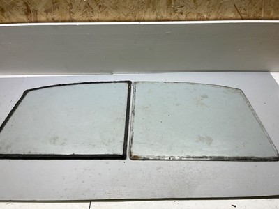 MORRIS MINOR TRAVELLER REAR DOOR  GLASS.