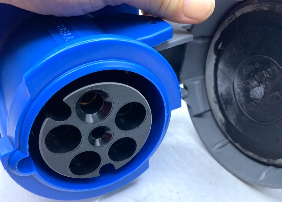 Hubbell Pin & Sleeve Female Receptacle 60A 3-Phase 120/208VAC, 4P/5W 560R9W New - Image 2 of 4