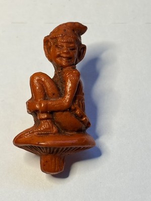 VINTAGE DEVON/CORNWALL GNOME/PIXIE PIN BADGE BROSCHE 1920/30 S BAKELITE/PLASTIC