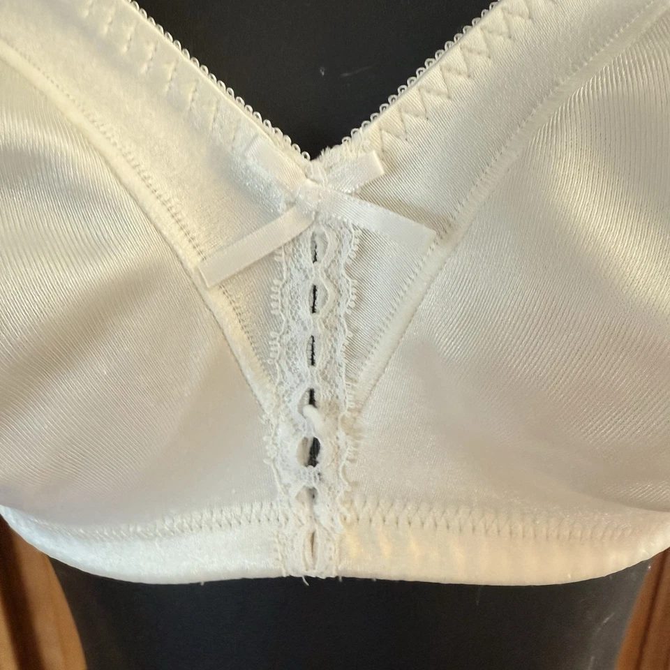 Sujetador vintage Bali 34C nailon satinado segunda piel inalámbrico blanco sedoso brillante Foto 3 de 4