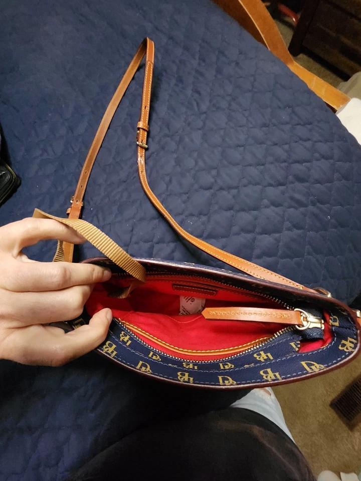 Cartera bandolera pequeña con cremallera Dooney & Bourke Foto 3 de 4