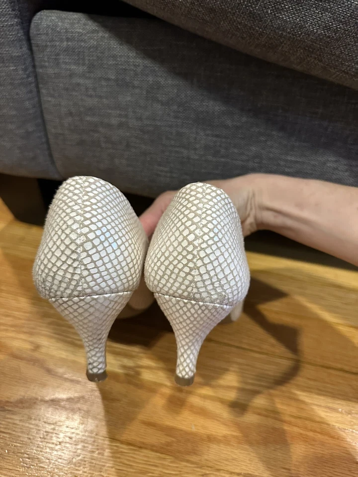 Aerosoles Stardom Blanco Texturizado Serpiente Estampado Punta Tacones Talla 7.5 Foto 3 de 4