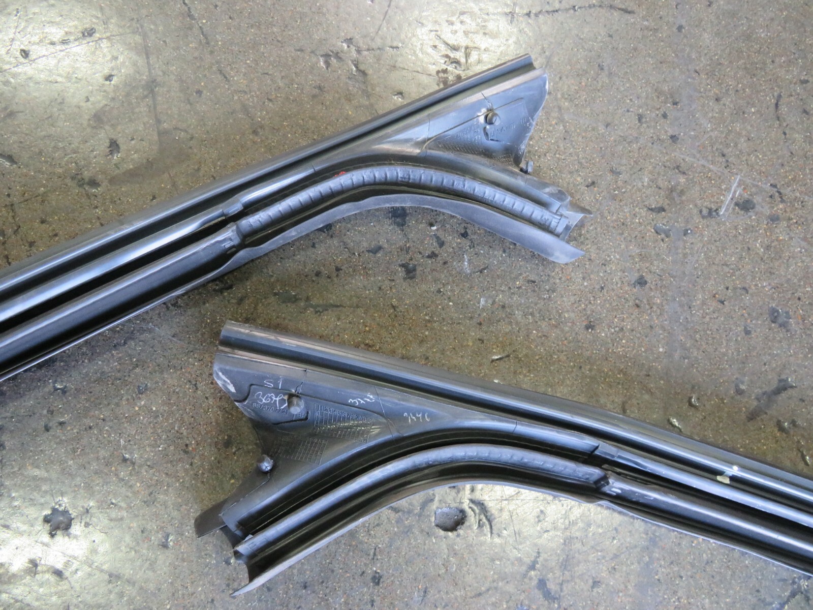 Ferrari 488, 458 Spider, Upper Windshield Moulding, Used, P/N 82200900