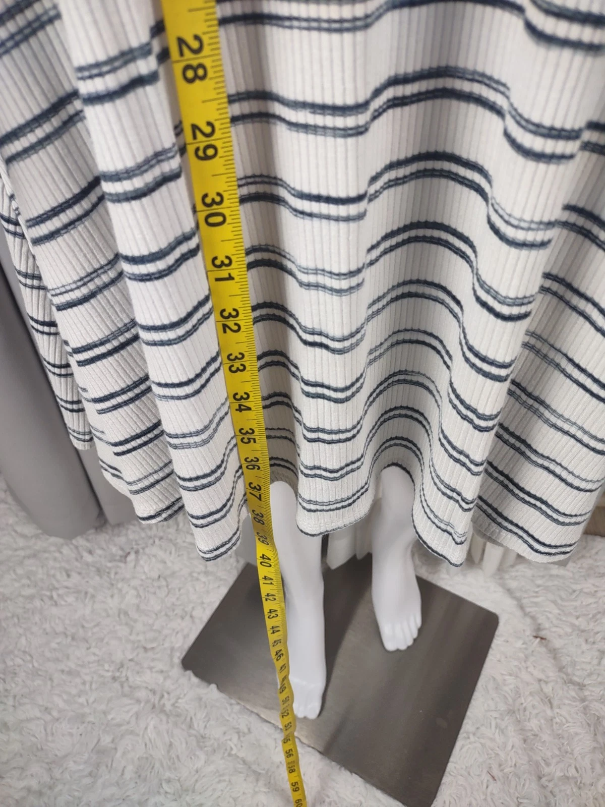 VETEMENTS Abito Mossimo a righe aderente e svasato in maglia a costine midi scollo a scoop nero bianco taglia XL